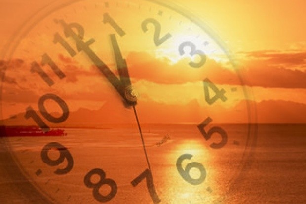 Exposição ao sol e controlar happy hour ajudam em adaptação ao horário de verão