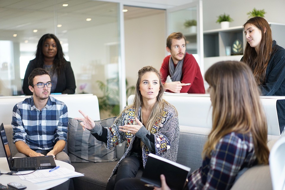 Mulheres no trabalho: ciência explica que cérebro feminino funciona melhor em temperaturas mais altas