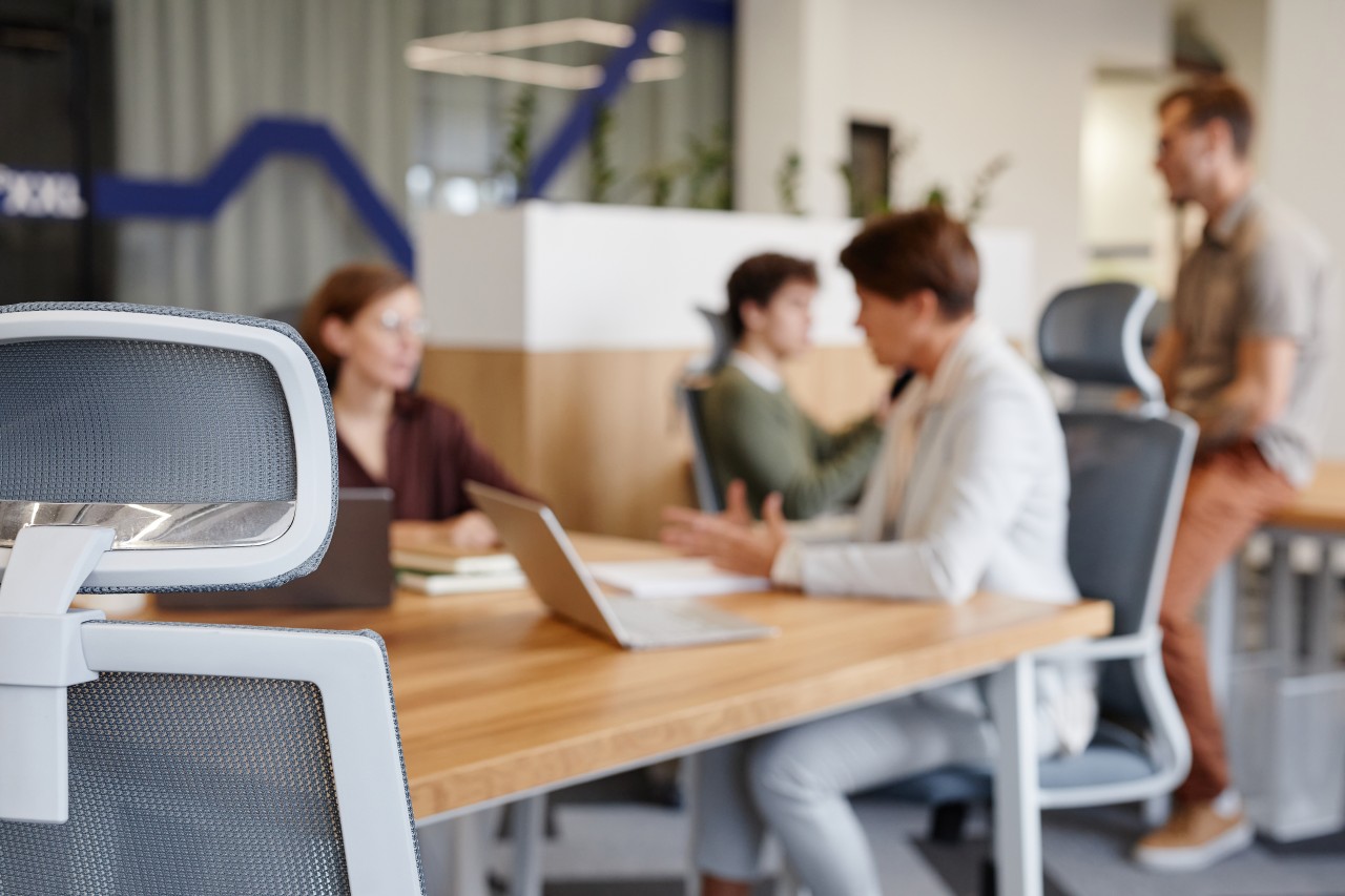 Espaços de Trabalho Adaptáveis: Como os Móveis da Absoluta Móveis Promovem Flexibilidade e Produtividade
