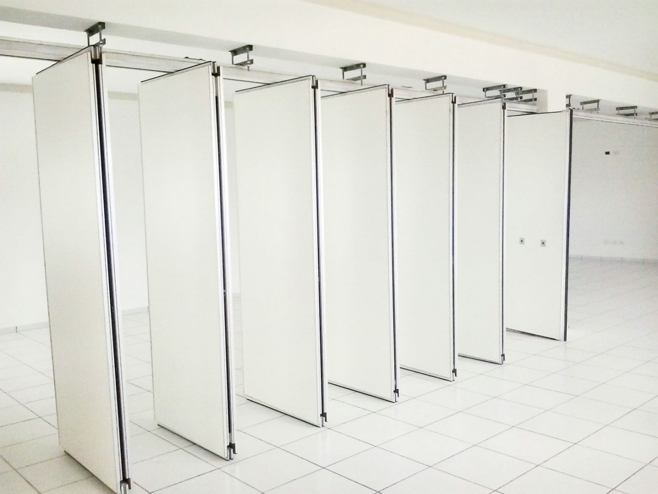 O que é melhor: estações de trabalho abertas ou com divisórias?